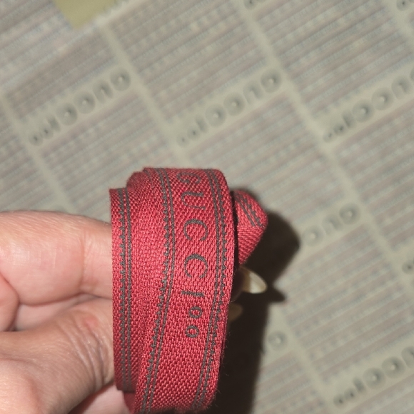 Gucci Beige Tissue Paper with Burgundy Gucci Ribbon - Picture 6 of 6